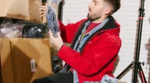 Și a dat demisia ca să vândă haine second hand din sufragerie. Câștigă mai mult decât atunci când era director