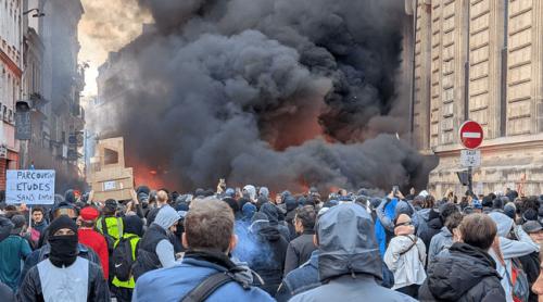 Spre deosebire de Franța, în România protestează doar patronii. În schimb, o mare parte a populației vrea și mai multă austeritate