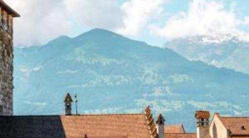 Ţara din Europa fără limbă oficială, monedă naţională sau aeroporturi