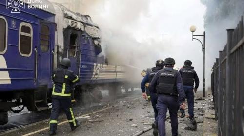 Tren lovit de o dronă rusească, la granița cu Polonia. Oficialii străini trecuseră prin zonă cu doar câteva minute înainte