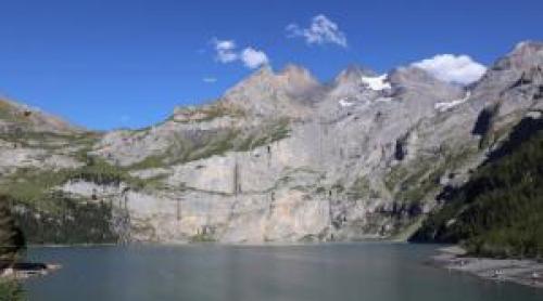 Un lac spectaculos din Europa a fost luat cu asalt de turiști. Acum, localnicii vor să ceară bani pentru acces