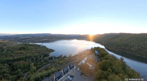Un lac superb din vestul României își recapătă strălucirea. Cum îl readuce la viață o șosea spectaculoasă, modernizată după decenii