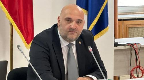 Vicepreședinte PNL, specializat în „haiducie”: ia de la stat și dă la partid. Firma unui consilier general liberal, sponsor al PNL, primește contracte fără licitație de la primăriile PSD