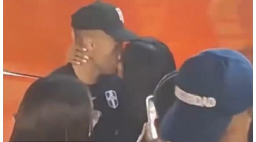 VIDEO | Starul cu avere de milioane de euro a sărutat o fană care i a cerut să facă poză!