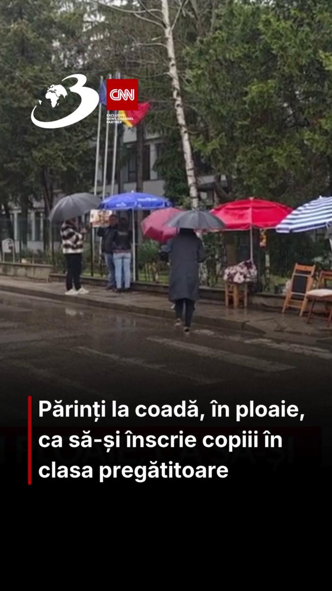 Părinți la coadă, în ploaie, ca să-și înscrie copiii în clasa pregătitoare