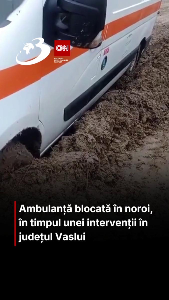 Ambulanță blocată în noroi, în timpul unei intervenții în județul Vaslui