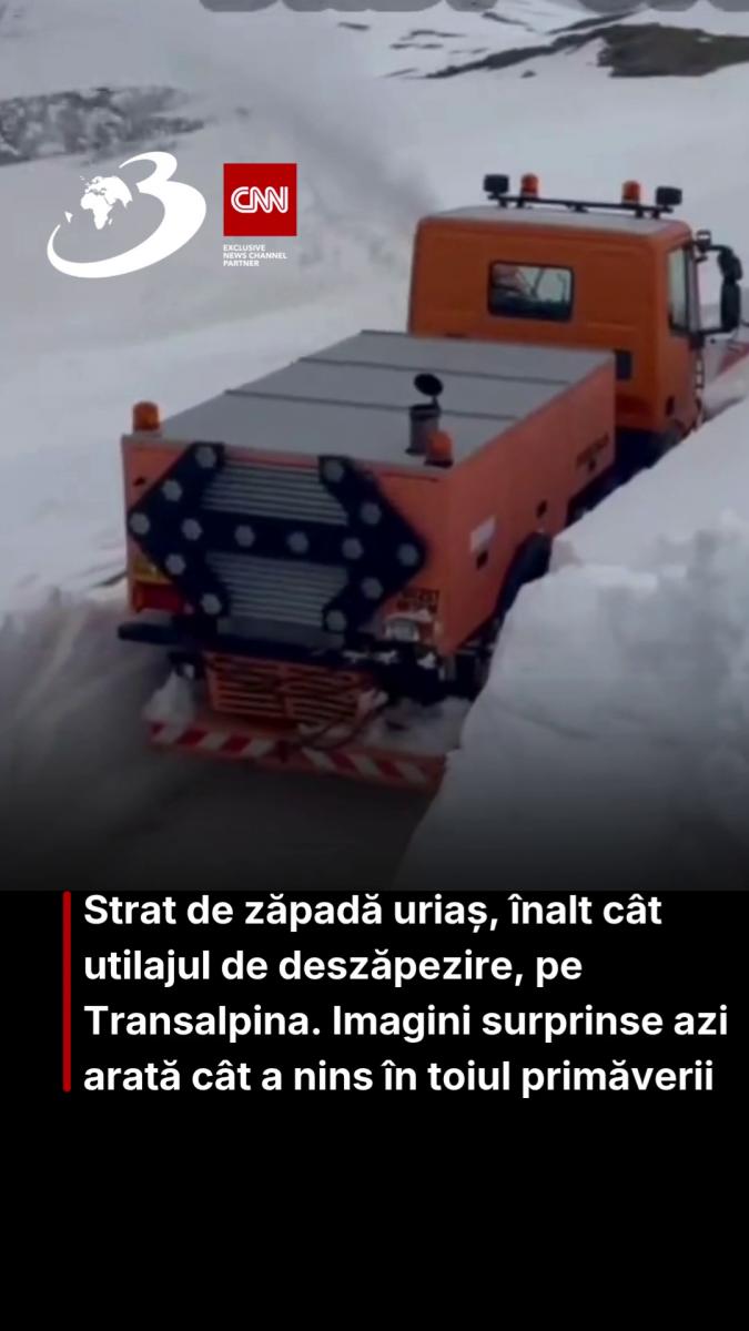 Strat de zăpadă uriaș, înalt cât utilajul de deszăpezire, pe Transalpina