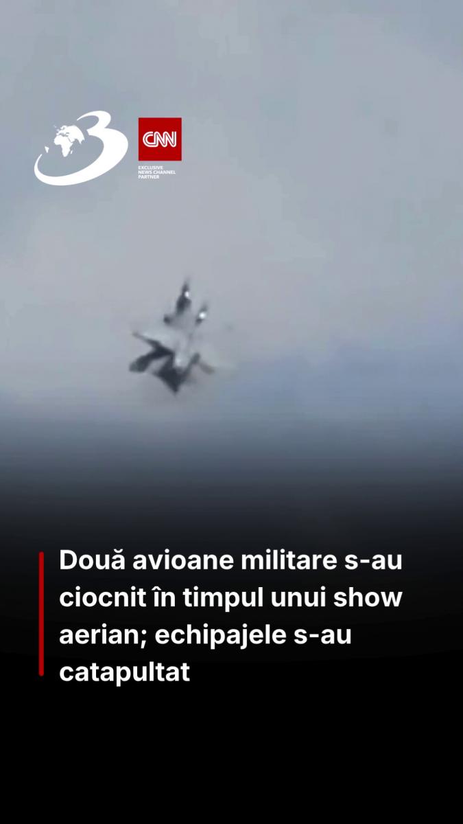 Două avioane militare s-au ciocnit în timpul unui show aerian; echipajele s-au catapultat