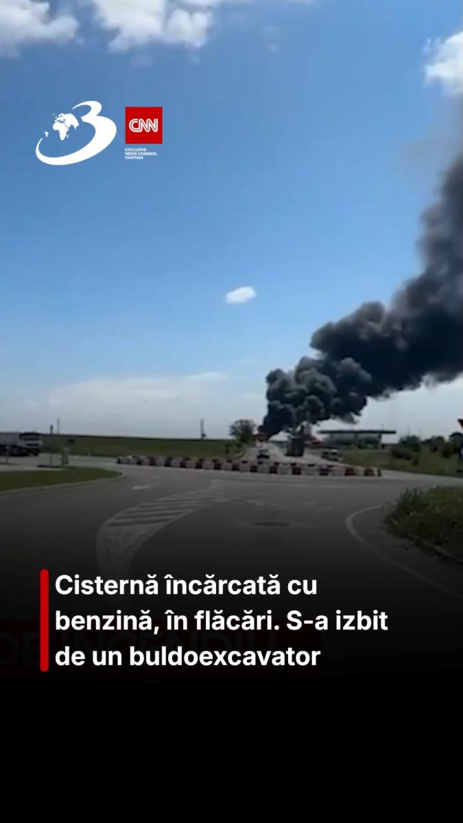 Cisternă încărcată cu benzină, în flăcări. S-a izbit de un buldoexcavator