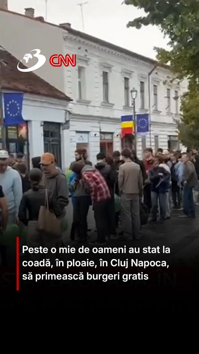 Peste o mie de oameni au stat la coadă, în ploaie, în Cluj Napoca, să primească burgeri gratis