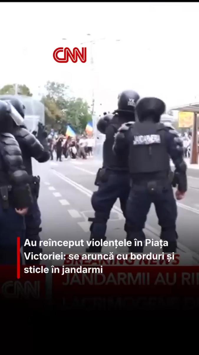 Au reînceput violențele în Piața Victoriei: se aruncă cu borduri și sticle în jandarmi