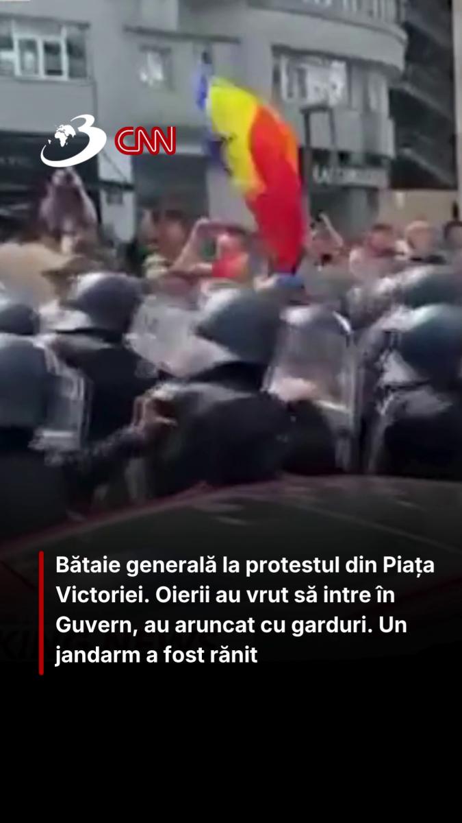 Bătaie generală la protestul din Piața Victoriei. Oierii au vrut să intre în Guvern, au aruncat cu garduri. Un jandarm a fost rănit 