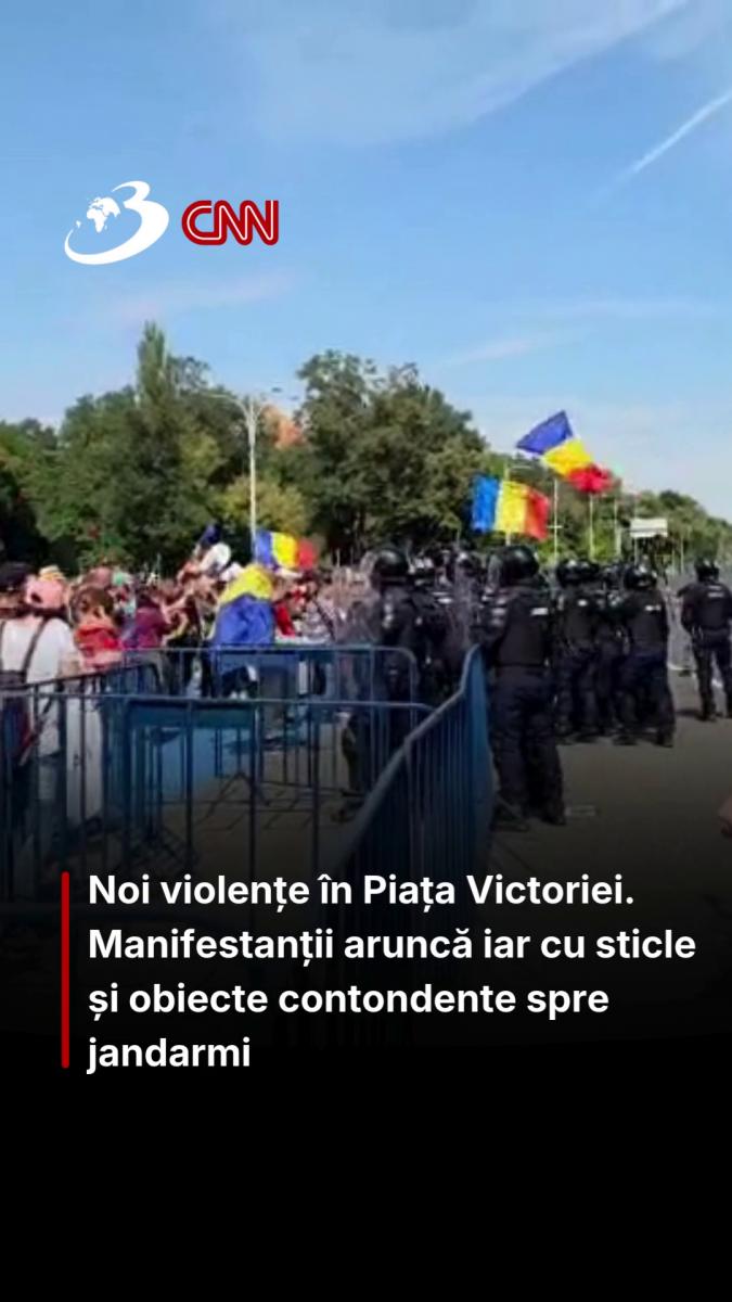 Noi violențe în Piața Victoriei. Manifestanții aruncă iar cu sticle și obiecte contondente spre jandarmi