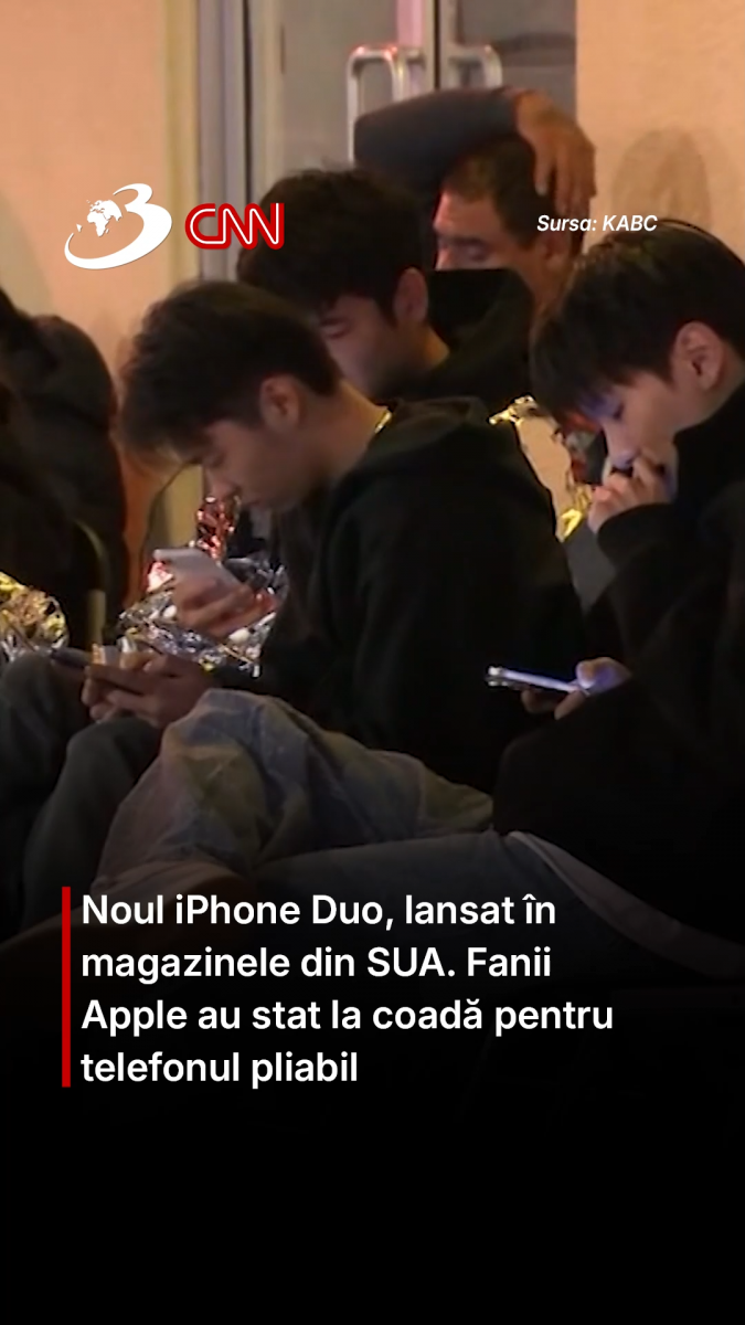 Noul iPhone Duo, lansat în magazinele din SUA. Fanii Apple au stat la coadă pentru telefonul pliabil