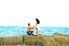 Iubirea în fotografii: Un tânăr a fost surprins în timp ce îşi cerea iubita în căsătorie pe malul mării 106468