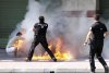 Vieţi distruse şi gesturi extreme: Un grec şi-a dat foc în faţa băncii; nu a obţinut renegocierea ratelor 108132