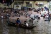 Două taifunuri devastează Filipine. Zeci de mii de oameni sunt sinistraţi. Galerie Foto 109777