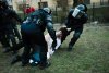 IMAGINI ŞOCANTE de la violenţele de sâmbătă, din Piaţa Victoriei: Jandarmii şi suporterii se acuză reciproc 138623