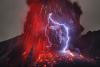Imaginea spectaculoasă publicată de NASA. Un vulcan din Japonia, lovit de fulger în timp ce erupea 197609