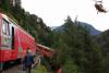 Un tren de pasageri a deraiat în Elveţia. Două vagoane atârnă suspendate într-o prăpastie 271556