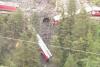 Un tren de pasageri a deraiat în Elveţia. Două vagoane atârnă suspendate într-o prăpastie 271558