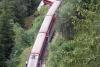 Un tren de pasageri a deraiat în Elveţia. Două vagoane atârnă suspendate într-o prăpastie 271559