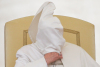 Imaginile fac înconjurul lumii. &quot;Papa Francisc s-a jucat de-a v-aţi ascunselea&quot;. Vântul s-a jucat cu suveranul pontif 273266