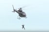 A zburat deasupra Niagarei agăţată de un elicopter - VIDEO 458188