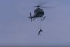 A zburat deasupra Niagarei agăţată de un elicopter - VIDEO 458189