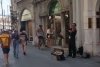 Un bărbat cânta la vioară pe stradă, când ceva incredibil s-a întâmplat. Toată lumea a scos telefonul să înregistreze. Unii au început chiar să plângă (FOTO+VIDEO) 459705
