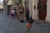 Un bărbat cânta la vioară pe stradă, când ceva incredibil s-a întâmplat. Toată lumea a scos telefonul să înregistreze. Unii au început chiar să plângă (FOTO+VIDEO) 459707