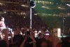 Fan Coldplay în scaun cu rotile, purtat pe brațe de mulțime până pe scenă - VIDEO 463676