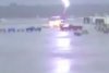 Angajatul unui aeroport a fost lovit de fulger în timp ce descărca un avion - VIDEO 468139