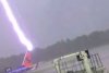 Angajatul unui aeroport a fost lovit de fulger în timp ce descărca un avion - VIDEO 468141