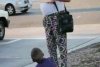 A văzut o femeie însărcinată cerșind în parcarea unui supermarket, alături de un copil. A decis să o urmărească. A rămas uimită când a văzut ce făcea tânăra (FOTO) 508550