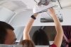 Imagini inedite la bordul unui avion. Toată lumea a rămas fără cuvinte când au văzut ce făcea o tânără. Cineva a luat telefonul și a înregistrat-o (FOTO+VIDEO) 509917