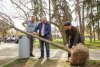 Emil Boc a fost surprins lucrând cu muncitorii din oraș. Primarul Clujului a plantat copaci într-un parc 519646