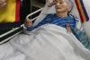  Ana are 100 de ani și zilele trecute era pe patul de spital. Când ceilalți pacienți au văzut cine vine să o viziteze, au încremenit. Ce i-au pus musafirii deasupra capului 533297