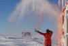Un cercetator din Antarctica încearcă să gătească în aer liber. Este incredibil ce se întâmplă cu mâncarea la -80 de grade Celsius - FOTO 555048