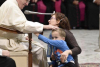 Un copil mut s-a năpustit azi din mulțime spre Papa Francisc. Reacția Sfântului Părinte i-a făcut pe toți să zâmbească FOTO și VIDEO 563715