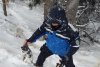 Jandarmii montani din Gorj au văzut o cățelușă agitată. Când s-au apropiat de ea, au găsit șase pui împrăștiați în zăpadă. Povestea lor a impresionat mii de oameni 567022