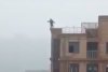 Imagini înfiorătoare! Un bărbat s-a urcat pe o clădire să își facă un selfie și a căzut în gol. Totul a fost surprins de o cameră (VIDEO ȘOCANT) 593077