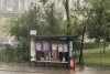 Modul inedit în care mai multe persoane din Galați așteptau autobuzul, în timpul unei ploi torențiale. Replica primarului: „Staţiile nu sunt pentru nunţi“ - FOTO 604560