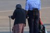Bătrâna era încărcată cu sacoșe și voia să traverseze strada. O polițistă s-a apropiat de ea. Apoi, ceva incredibil a urmat. „O fotografie cât o sută de cuvinte” (FOTO) 611048