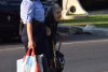 Bătrâna era încărcată cu sacoșe și voia să traverseze strada. O polițistă s-a apropiat de ea. Apoi, ceva incredibil a urmat. „O fotografie cât o sută de cuvinte” (FOTO) 611049