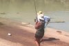 Un cuplu a mers la pescuit într-o zonă extrem de periculoasă. Ce s-a întâmplat de îndată ce au prins un pește i-a lăsat fără cuvinte 611741