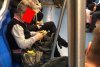Ce făcea o femeie din București în metrou. Călătorii au scos telefoanele și au început să filmeze 625656
