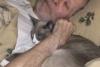 Pisica își petrecea toată ziua în preajma bătrânului suferind de Alzheimer, iar sacrificiul ei a impresionat o lume întreagă (FOTO) 645028