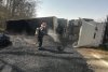 Un camion încărcat cu bitum fierbinte s-a răsturnat peste o Dacie, în Joia Mare, Arad 651535