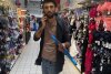 Tânără din București, incident grav într-un supermarket: „Cu o mână îmi ridica rochia, iar cu cealaltă îmi făcea poze” 661773